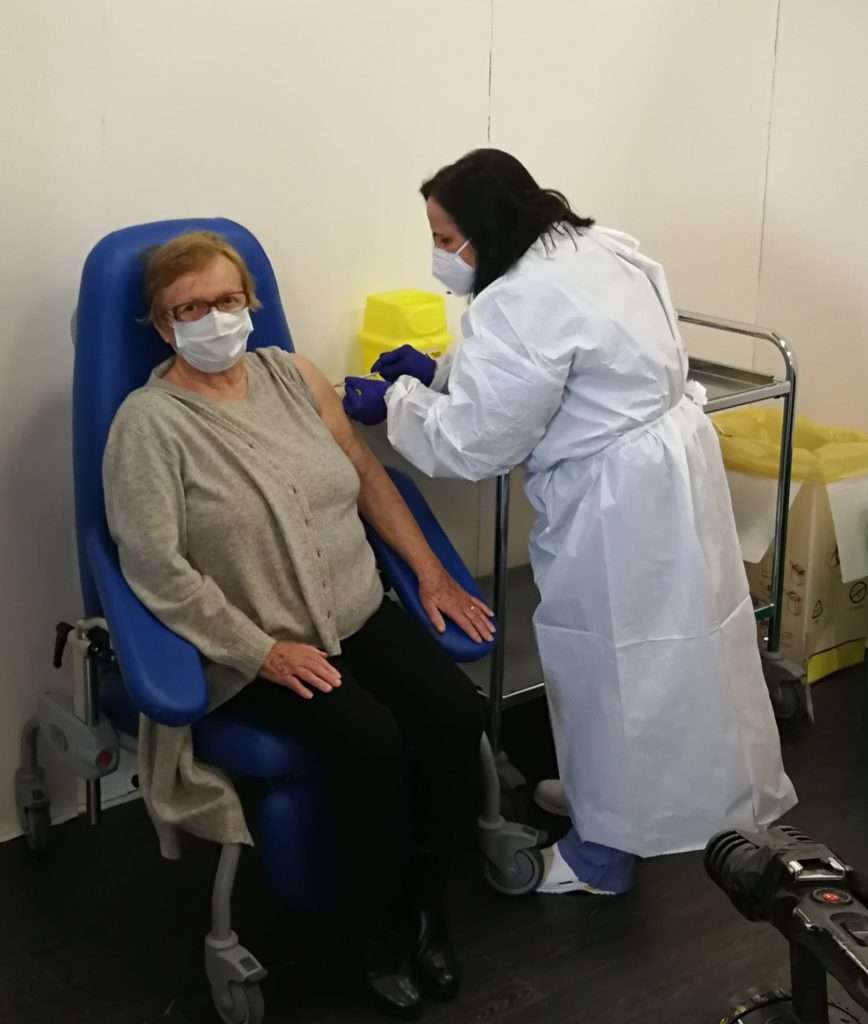 La prima vaccinata è la signora Maria Gabriella di Milzano di 81 anni